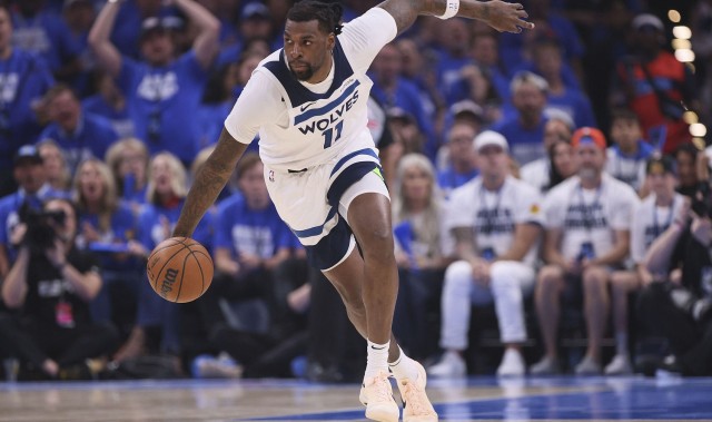 b体育下载-初露獠牙！里德正面突破双手暴扣 随后麦克丹尼尔斯反击空接再扣